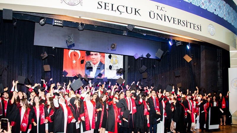 Konya'daki üniversiteden 185 genç doktor mezun oldu
