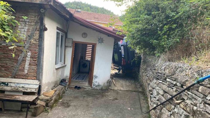 El freni çekilmeyen otomobil evin boşluğuna düştü