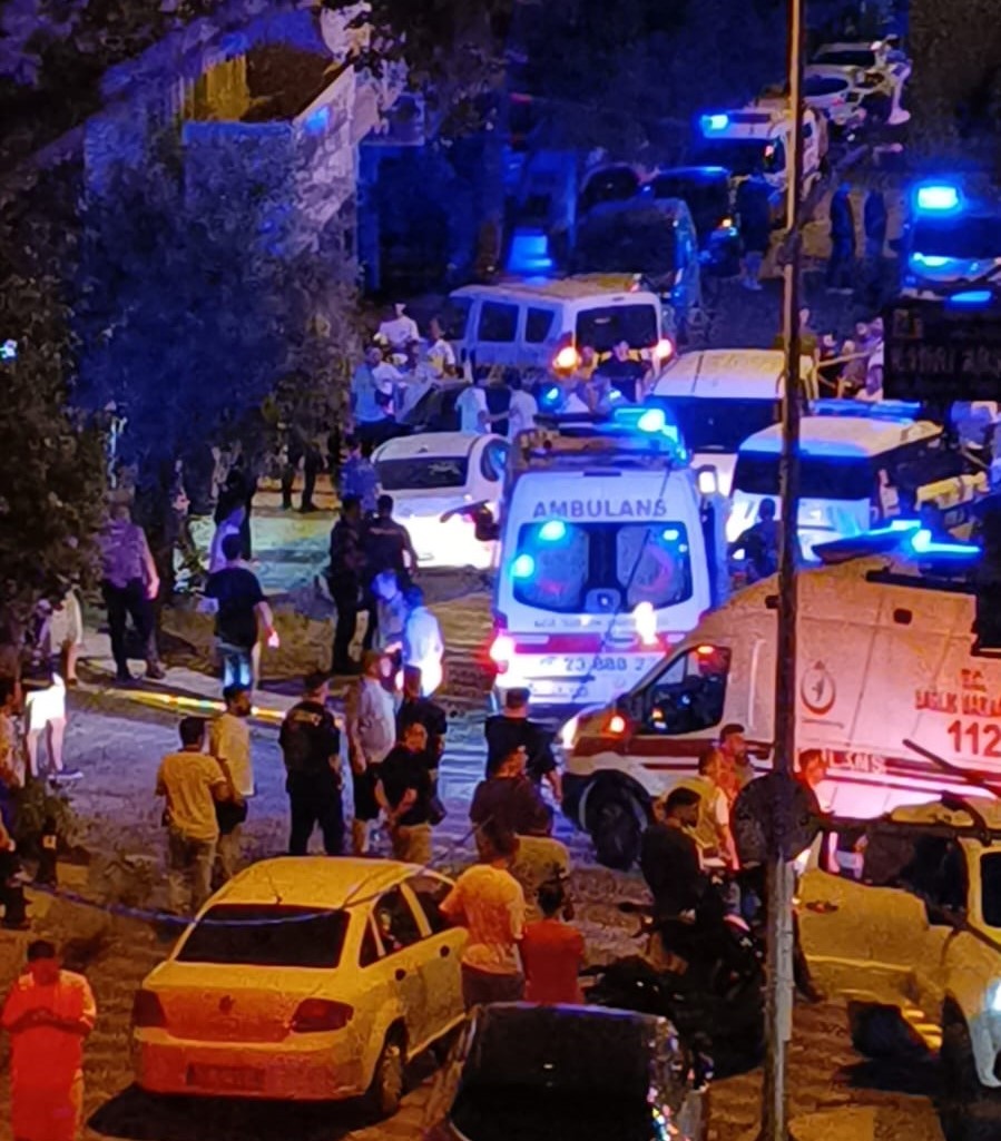 Emlak ofisinde silahlı kavga: 1 ölü, 3 yaralı