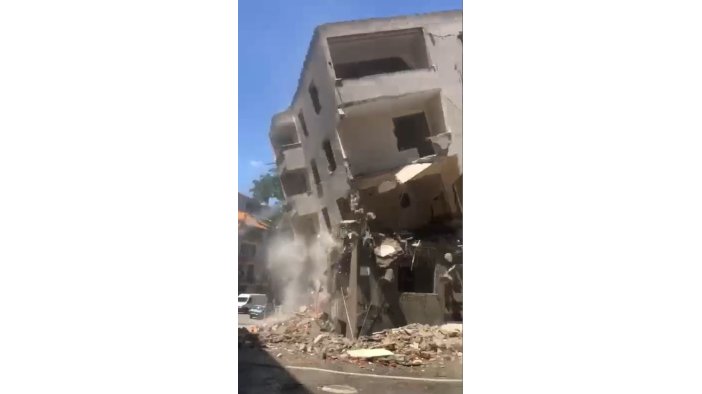 Esenyurt’ta yıkımı yapılan bina bir anda çöktü