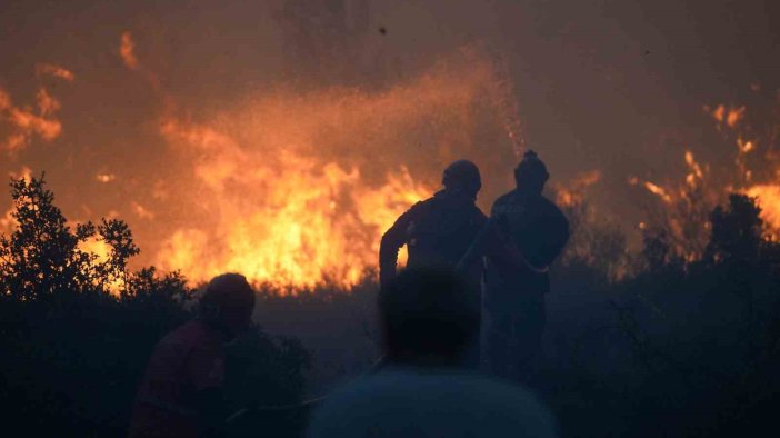İzmir’de yangın söndürme çalışmaları sürüyor