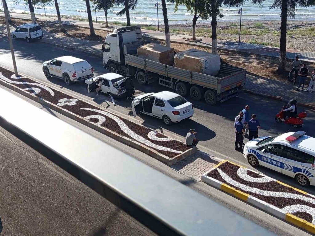 Konya yolunda 3 araçlı zincirleme kaza