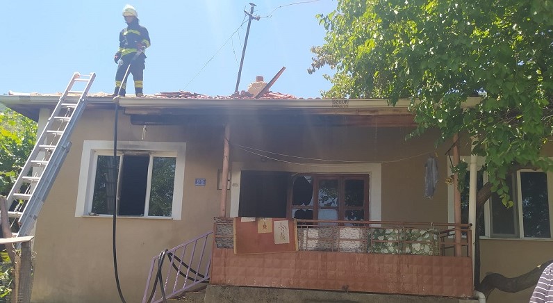 Konya'nın ilçesinde ev yangını: Kullanılamaz hale geldi