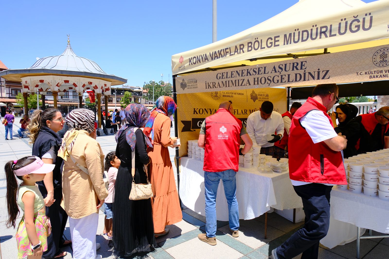 Konya'da vatandaşlara aşure ikram edildi