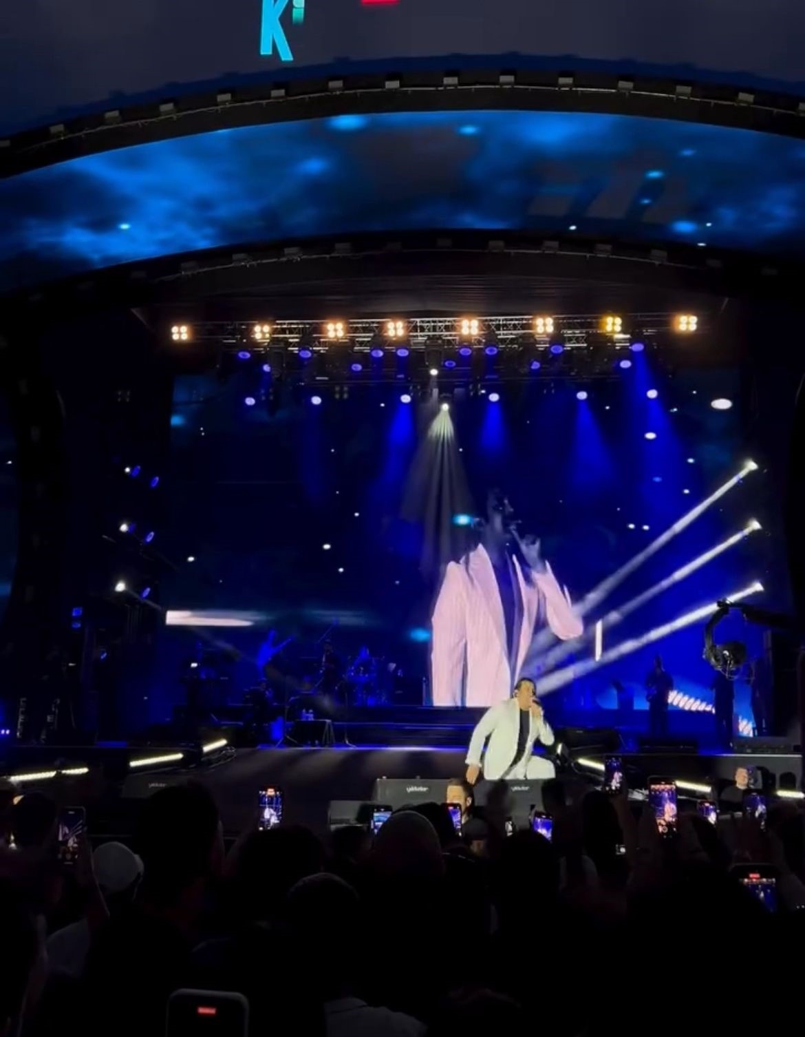 Bursa’da sahnede talihsiz anlar: Bayhan şarkı söylerken yere düştü