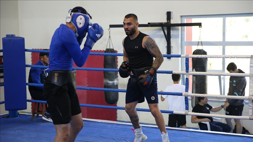 Samet Ersoy, dünya şampiyonluğu için yumruk sallıyor