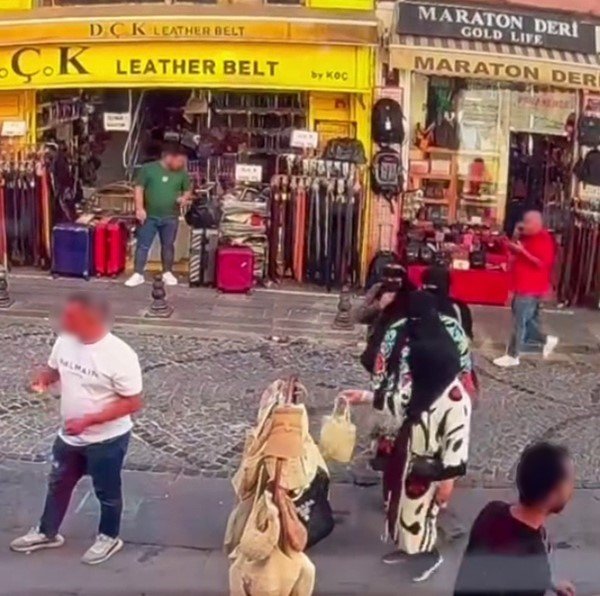 4 kadın çantaları inceleme bahanesiyle hırsızlık yaptı