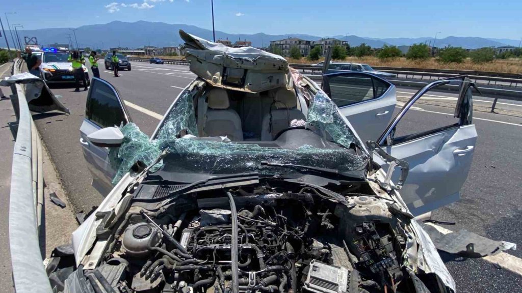 TEM’de bariyere çarpan otomobilin tavanı koptu: 4 yaralı