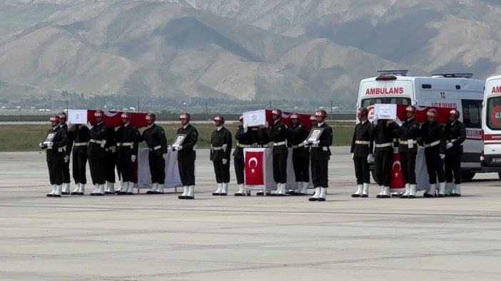 Pençe-Kilit bölgesinde şehit olan askerler için Yüksekova’da uğurlama töreni düzenlendi