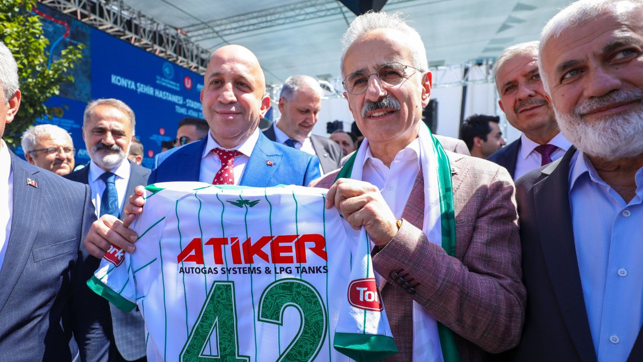 Katırcı'dan Bakan Uraloğlu'na Konyaspor forması