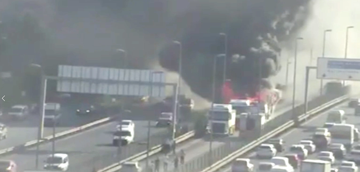 İstanbul’da metrobüs alevlere teslim oldu