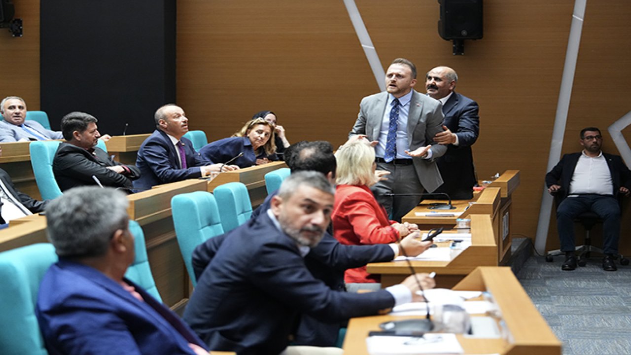 Üsküdar Belediye Meclisinde baklava ve yolsuzluk gerginliği