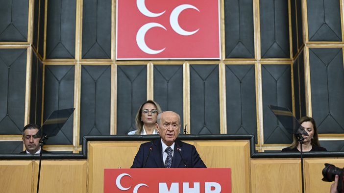 MHP lideri Bahçeli'den Özgür Özel'e sokakta yürürken o şiiri okumasını tavsiye etti