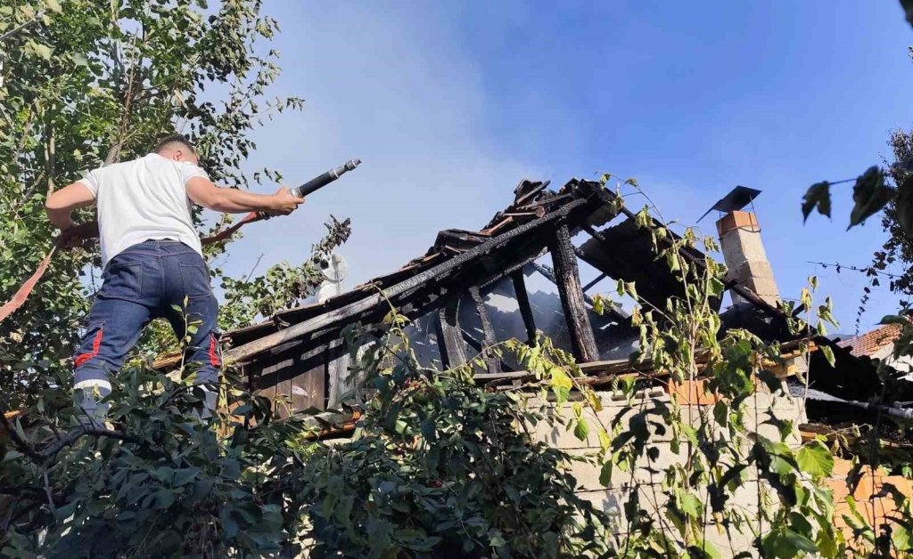 Konya'nın ilçesinde  korkutan ev yangını