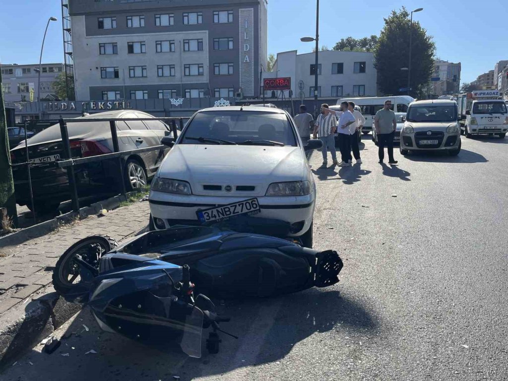 Araca yaslanarak arkadaşıyla konuşuyordu, otomobil çarptı