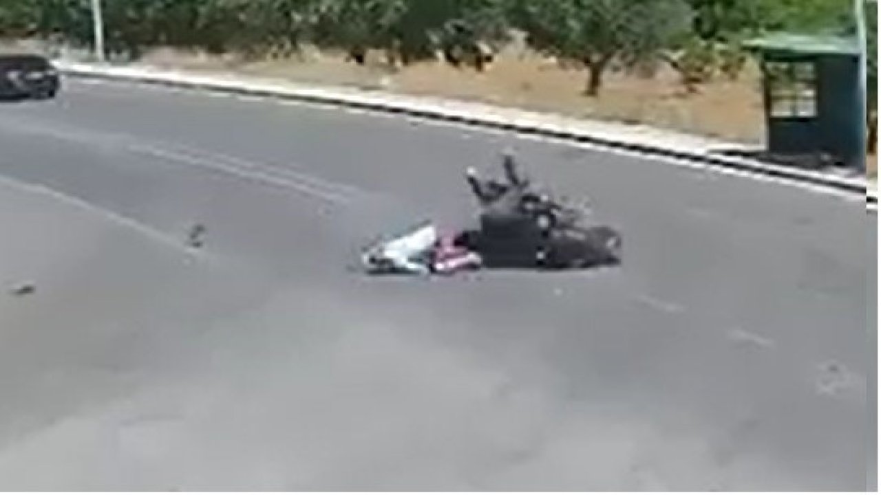 İki motosikletinin çarpışma anı güvenlik kamerasına yansıdı