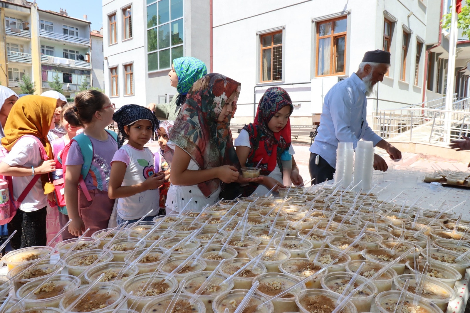 Yaz Kur’an kursu öğrencilerine aşure ikram edildi