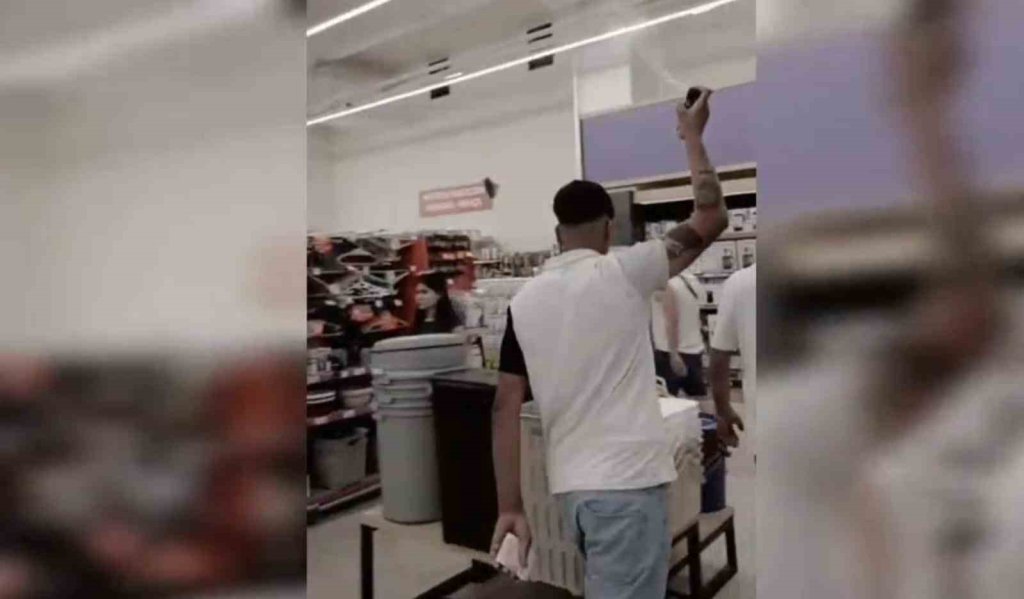 Markette etrafa deodorant sıktı, gözaltına alındı