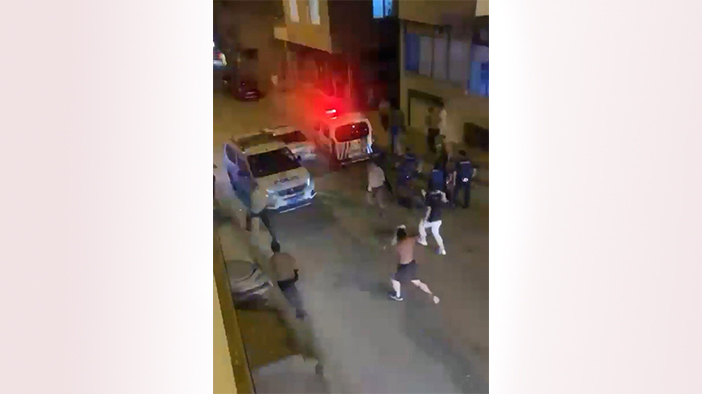 Polisin yakaladığı şüpheliyi korumak için polisleri ezdi (VİDEOLU)