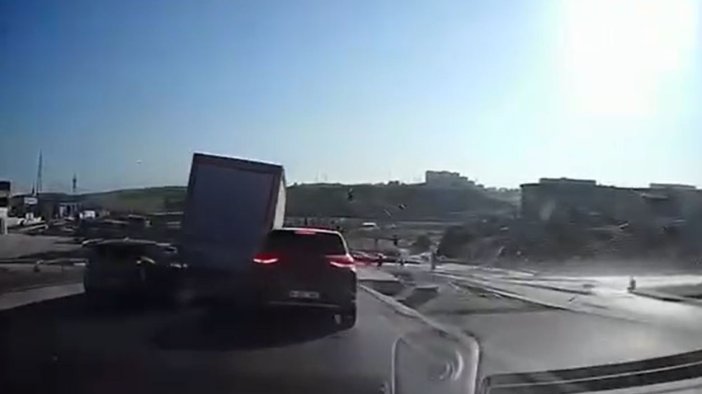 10 aracın karıştığı zincirleme kaza kamerada