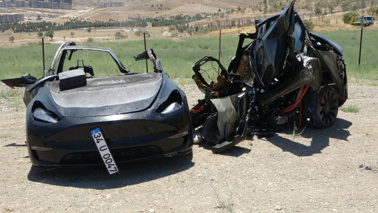 Direğe çarpan Tesla, ortadan ikiye bölünüp yandı