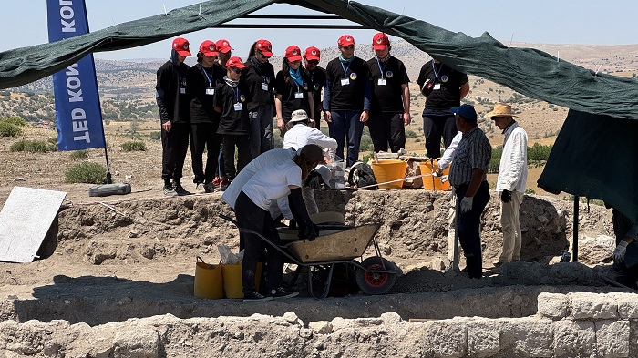 Konya'da liseliler tatilini arkeoloji kazısında geçiriyor