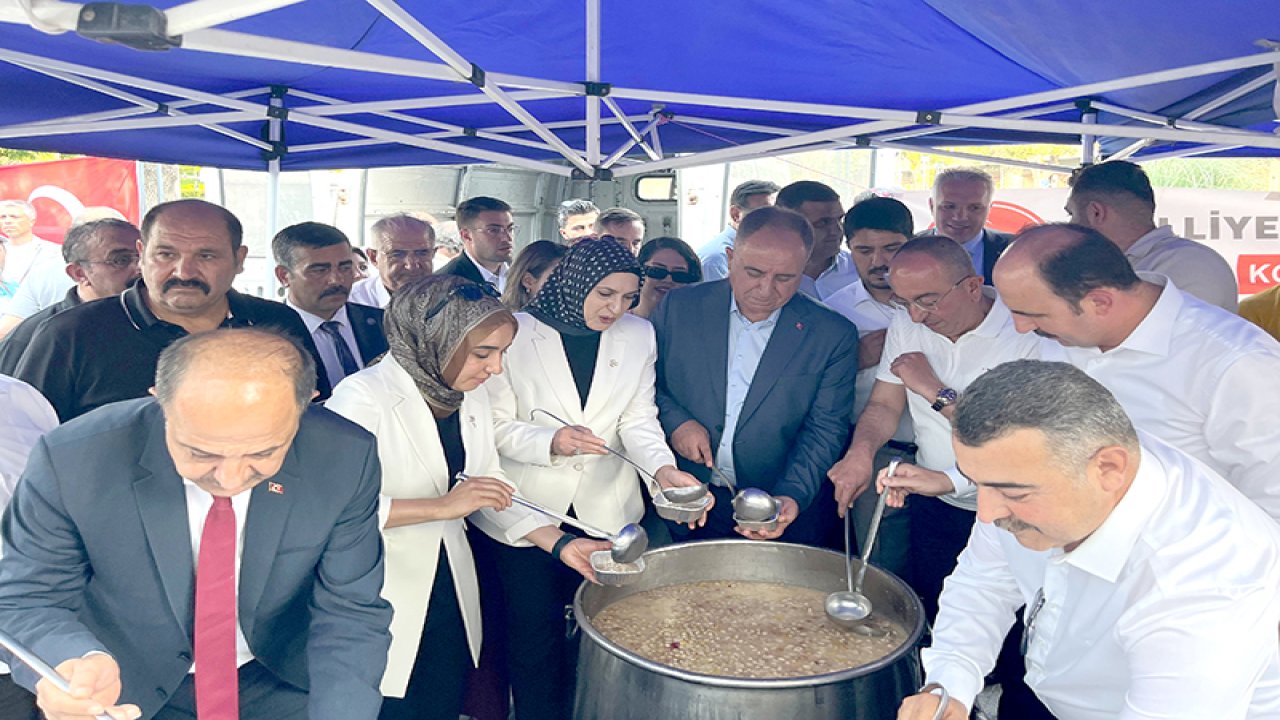 MHP Konya İl Teşkilatı'ndan vatandaşlara aşure ikramı