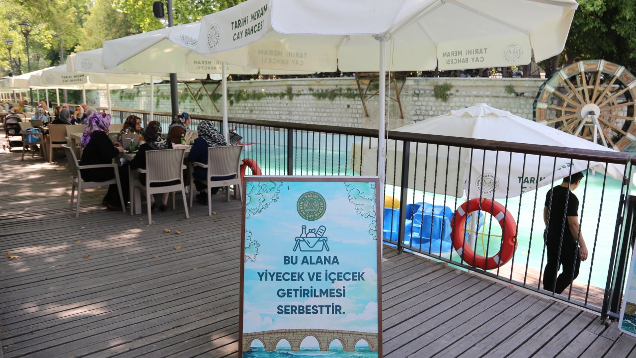 Konya'da tarihi bahçede görenleri şaşırtan tabela!