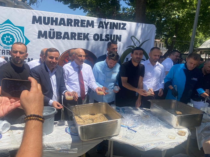 Aziziye Camii'nde vatandaşlara aşure ikramı