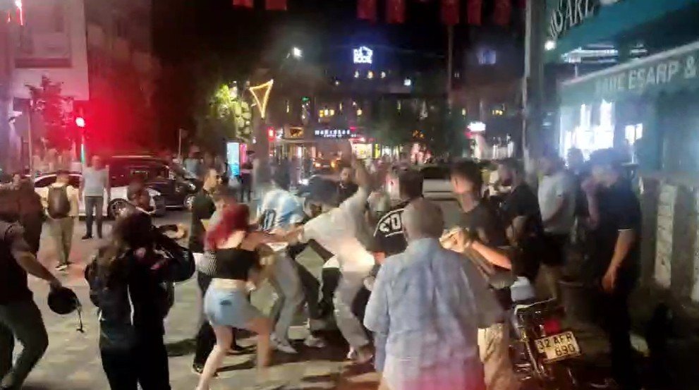 Motosiklet sürücüsü ile yaya arasında kavga! Tekme ve yumruklar havada uçuştu