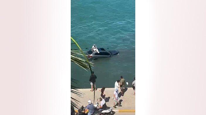 Ayvalık’ta otomobil denize uçtu