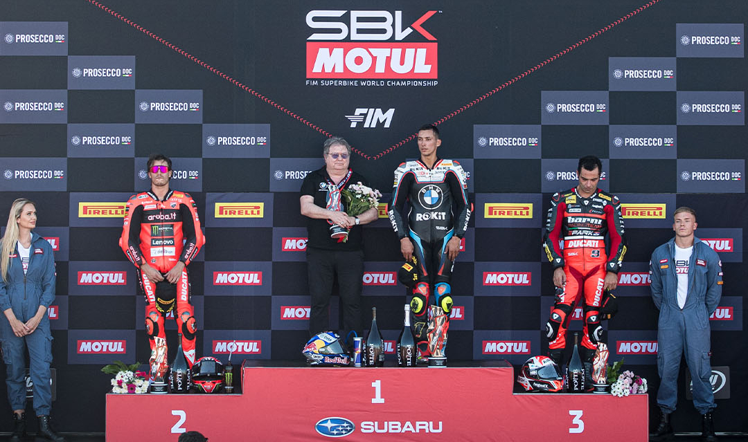 Asfalt ağladı: Donington Park'ta hat-trick yapan Toprak Razgatlıoğlu liderliğe yükseldi