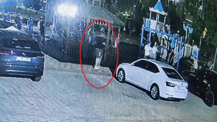 Çocuklar arasındaki kavgaya silahla müdahale eden şahıs güvenlik kamerasına yansıdı