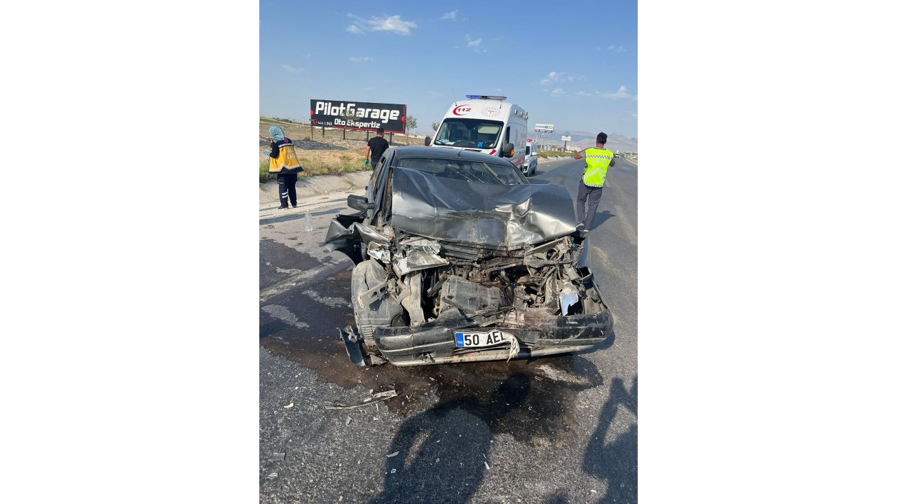 Konya'da iki otomobilin çarpışması sonucu 7 kişi yaralandı