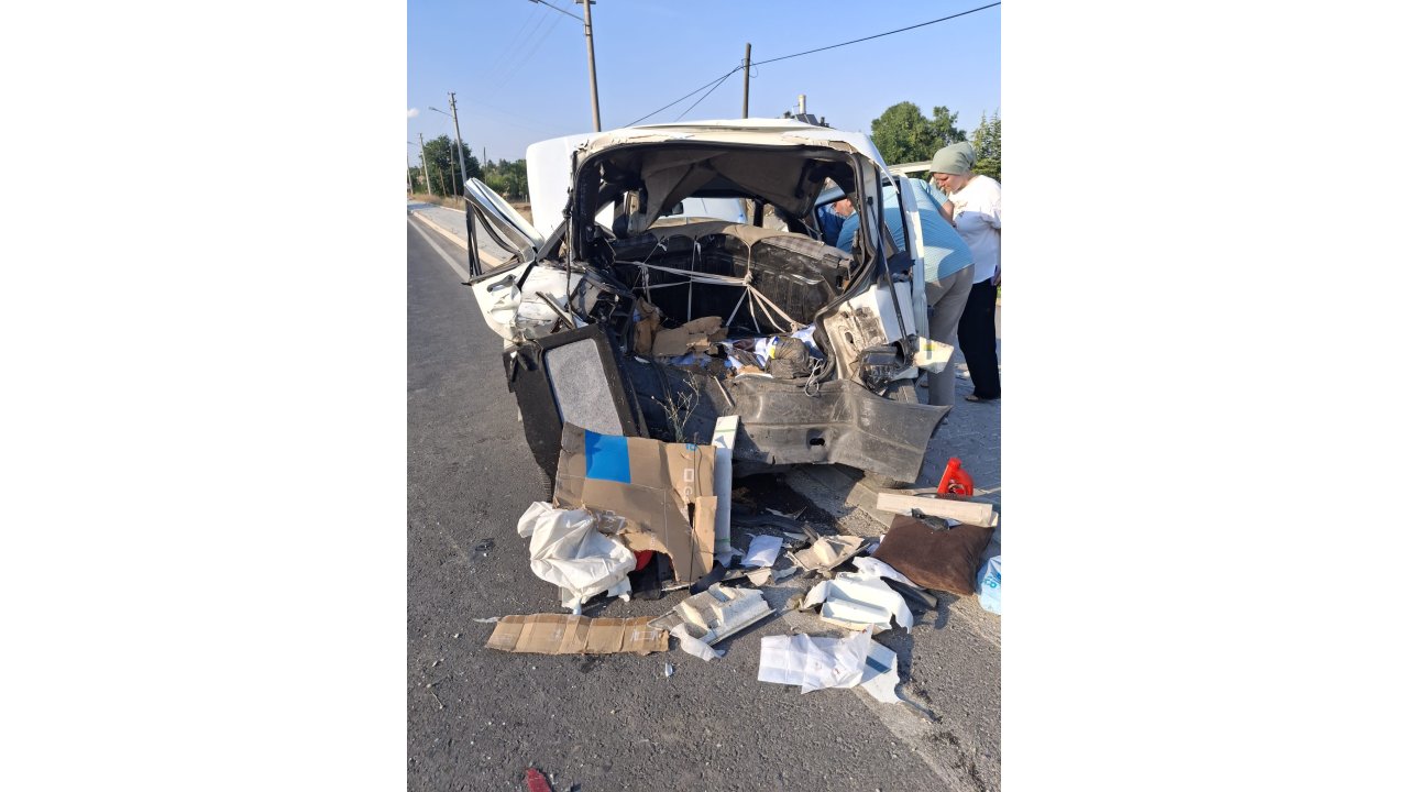 Konya'da minibüsün otomobile arkadan çarpması sonucu 3 kişi yaralandı