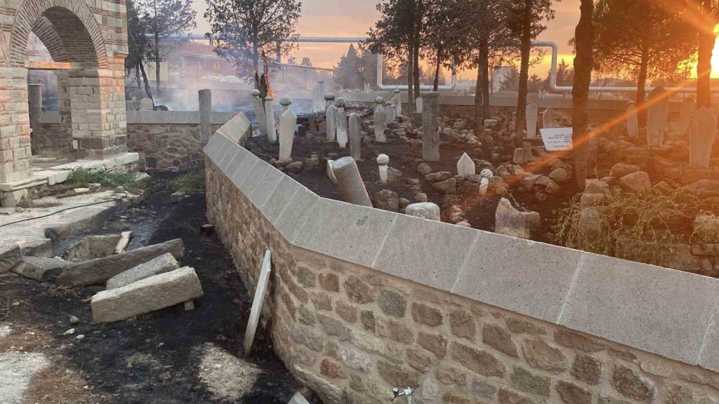 Çanakkale’deki orman yangınında tarihi mezarlar zarar gördü