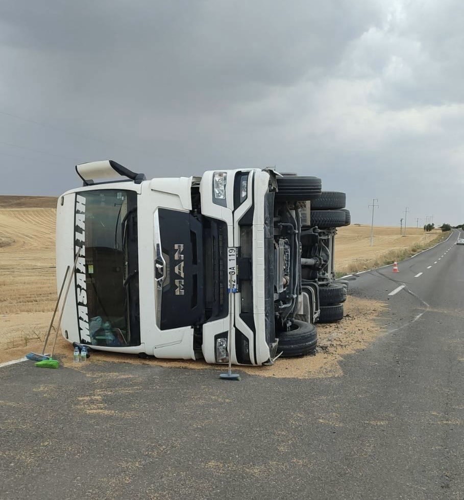 Buğday yüklü kamyon devrildi!