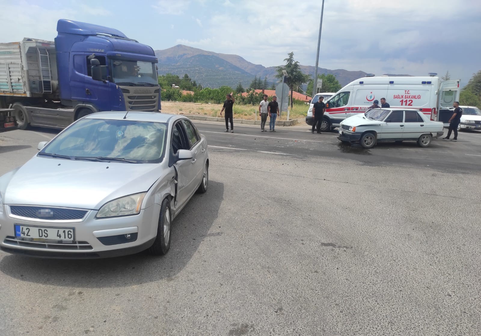 Konya-Isparta karayolunda iki otomobil çarpıştı!