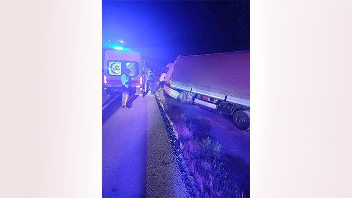 Konya'da TIR şarampole düştü, yön tabelasına çarptı