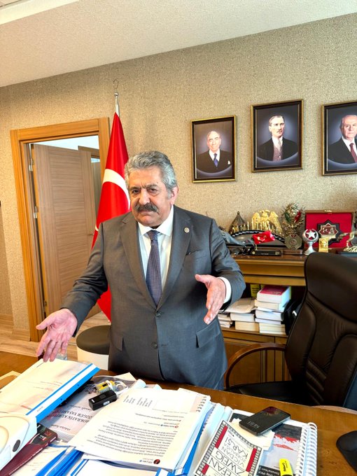 MHP’li Feti Yıldız’ın masasında dikkat çeken detay