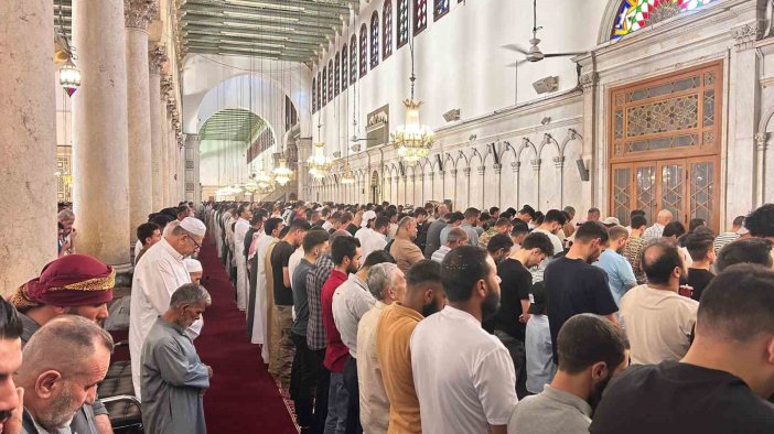 Suriyeliler Cuma namazını kılmak üzere tarihi Emevi Camii’ne akın etti