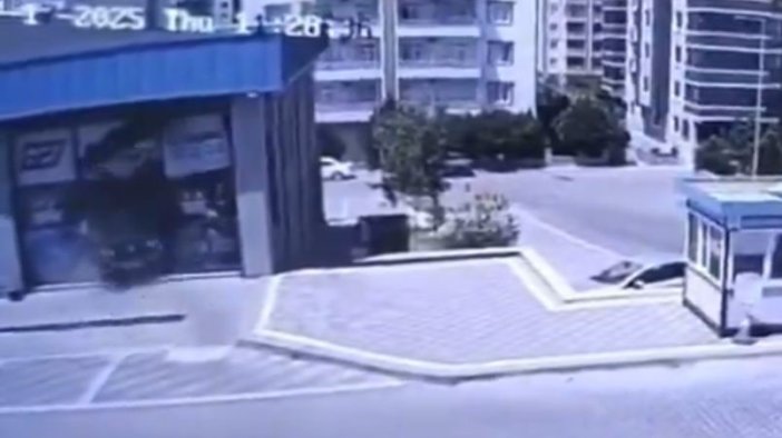 Fren yerine gaza basınca kontrolden çıkan otomobil dükkana daldı