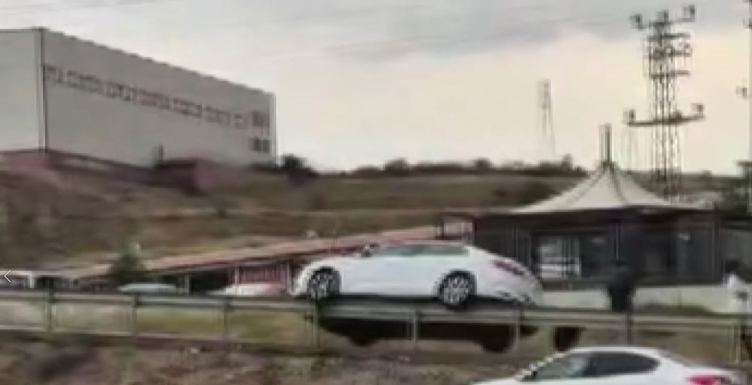 Otomobil bariyerin üzerinde asılı kaldı
