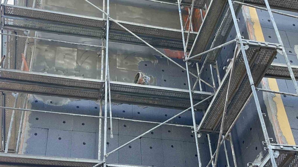 5’inci kattaki iskeleden düşen işçi hayatını kaybetti