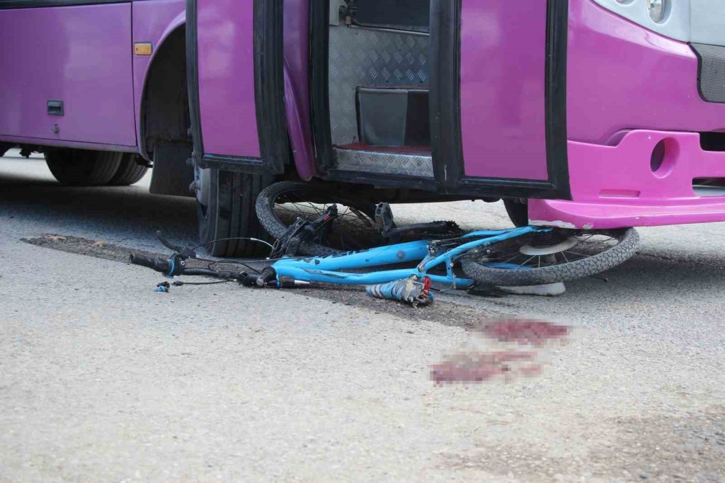 Bisikletiyle sokağa fırladı, otobüsün altında kaldı