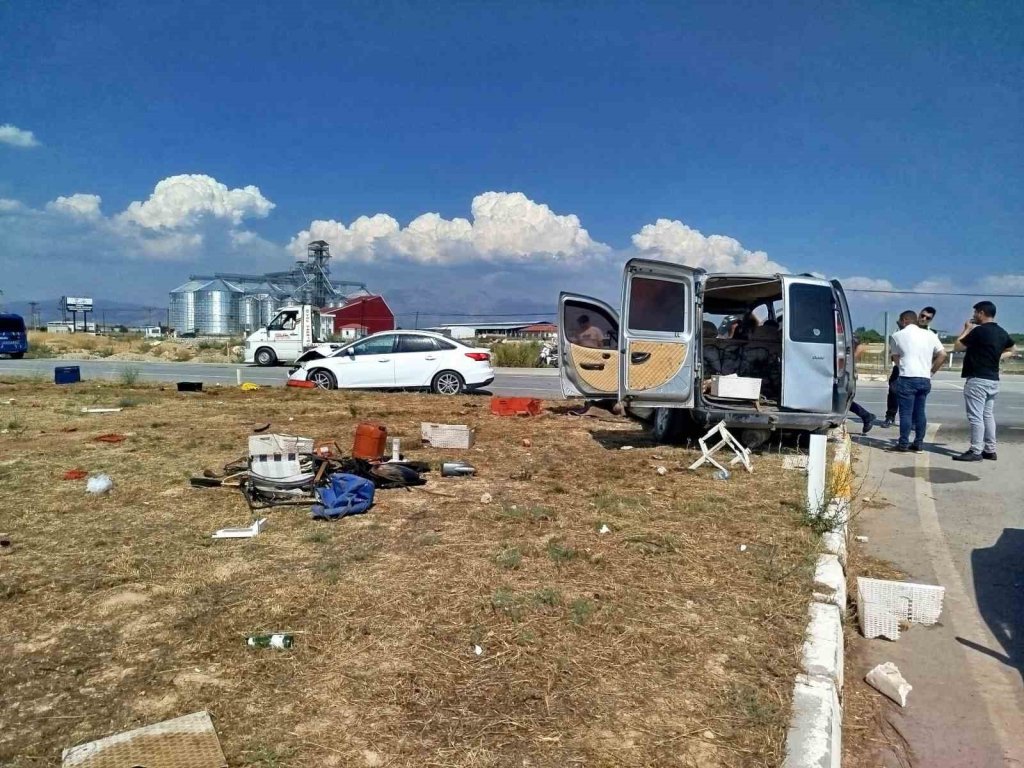 Araçlar kavşakta çarpıştı, hurdaya döndü: 5 yaralı