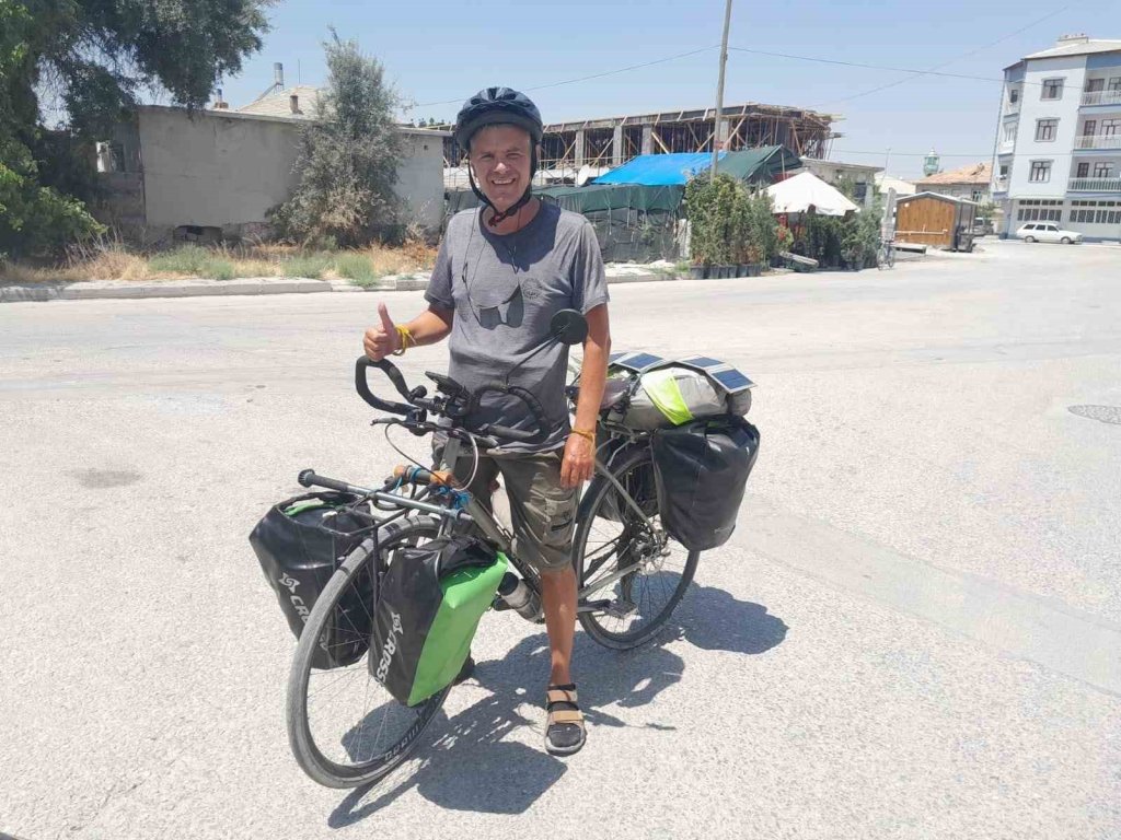 Fransız bisikletçi 3 bin 500 kilometre pedalle Konya'nın ilçesine ulaştı