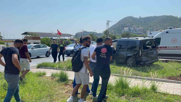 Tur minibüsü ile hafif ticari araç çarpıştı