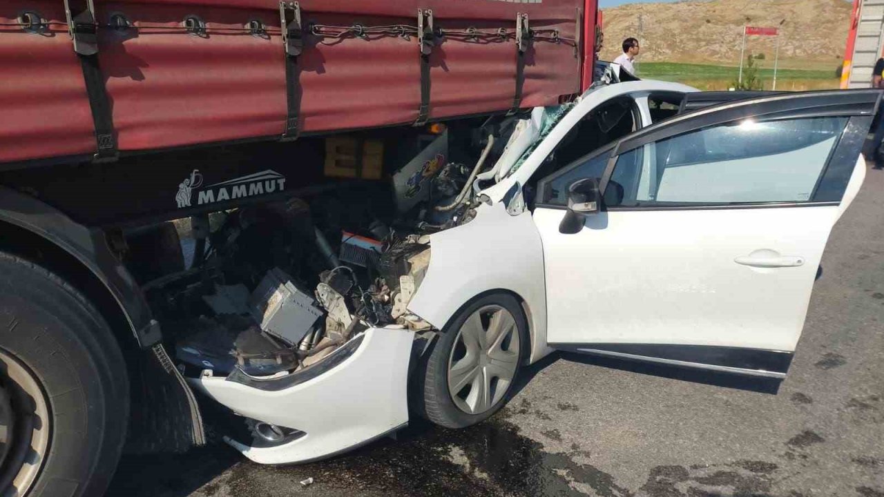 Sivas’ta otomobil tıra çarptı: 1 çocuk öldü, 5 kişi yaralandı