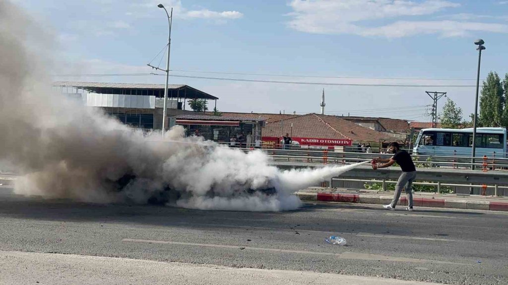 Alev alan otomobilini kendi çabasıyla söndürmeye çalıştı